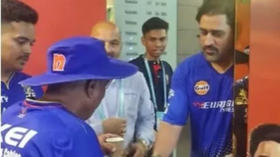 MS Dhoni's Cup-of-Tea Moment in RCB Dressing Room Ahead of IPL 2024 Virtual Knockout Tie Sends Fans Into Overdrive